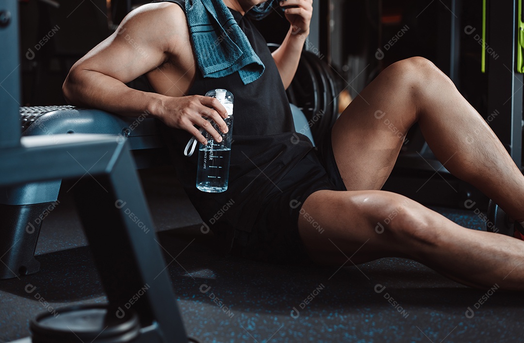 Homem malhando na academia fitness