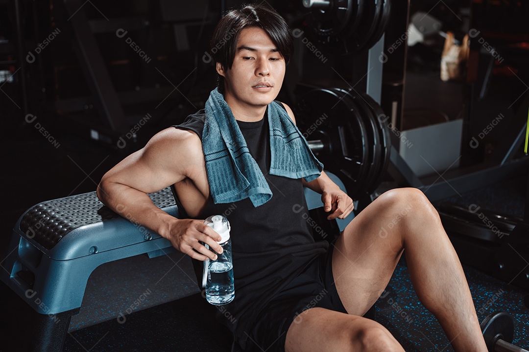 Homem malhando na academia fitness