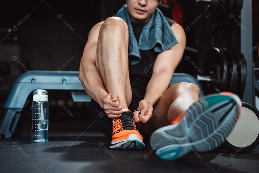 Homem malhando na academia fitness