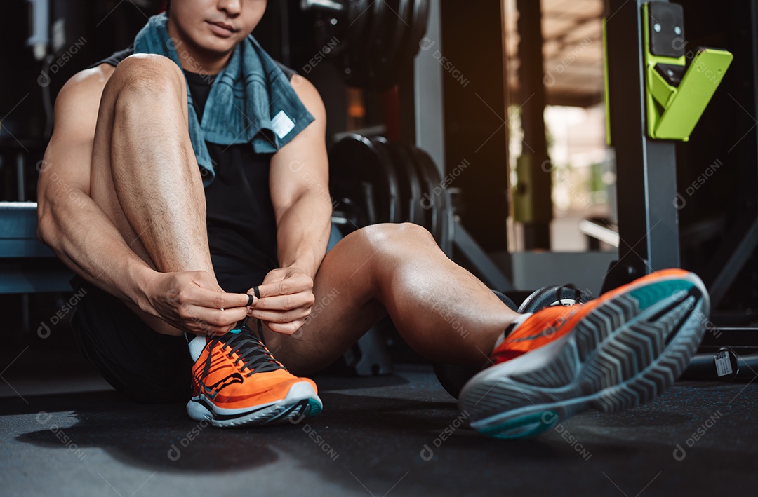 Homem malhando na academia fitness