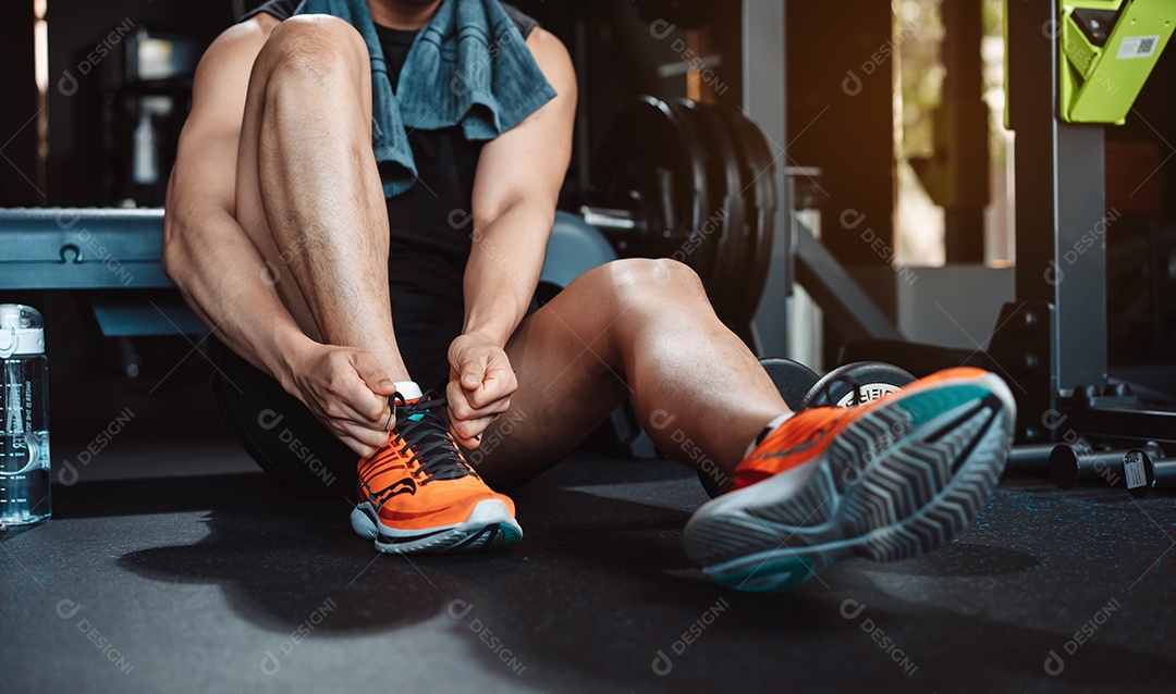 Homem malhando na academia fitness