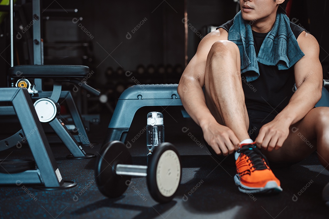 Homem malhando na academia fitness