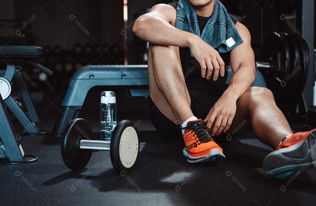 Homem malhando na academia fitness
