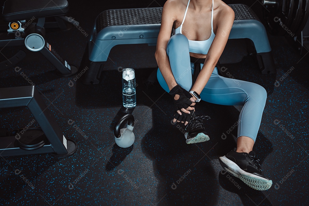 Exercício de mulher na academia fitness