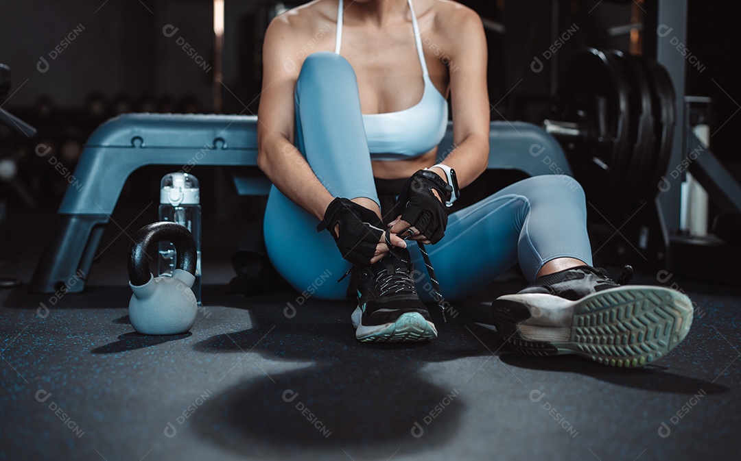 Exercício de mulher na academia de fitness