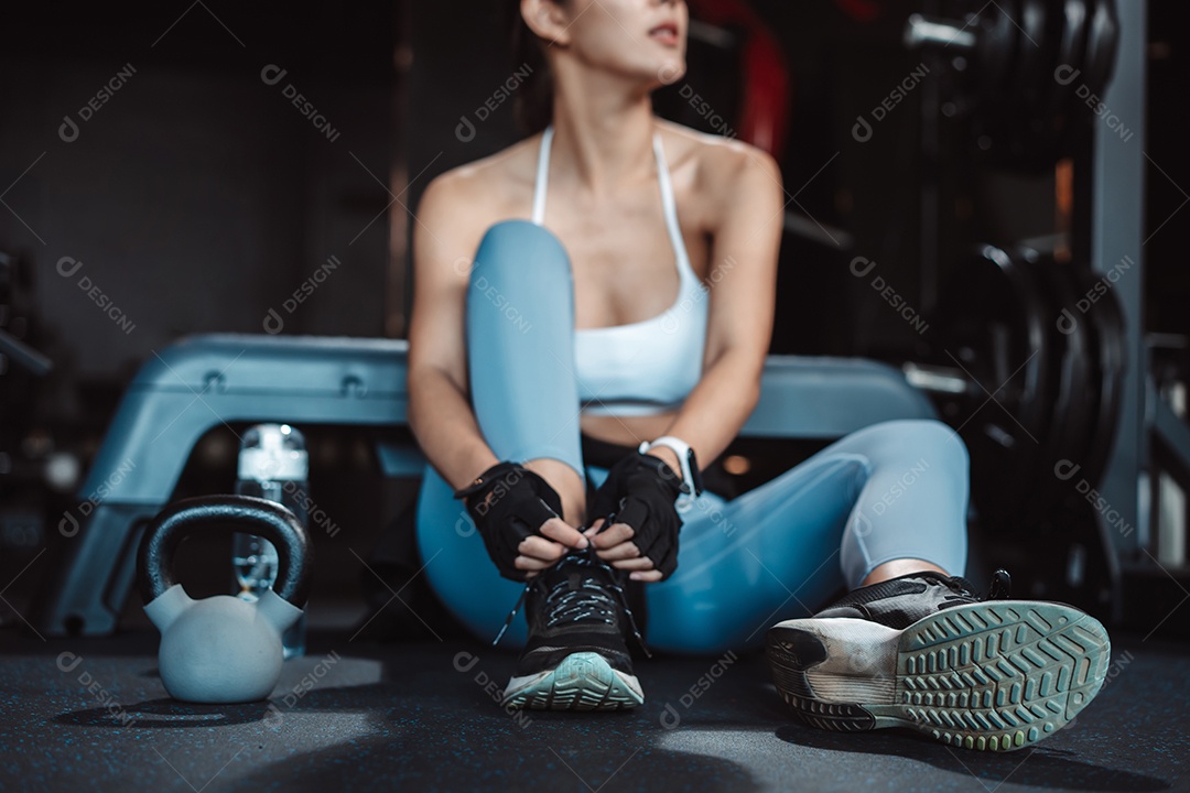 Exercício de mulher na academia de fitness