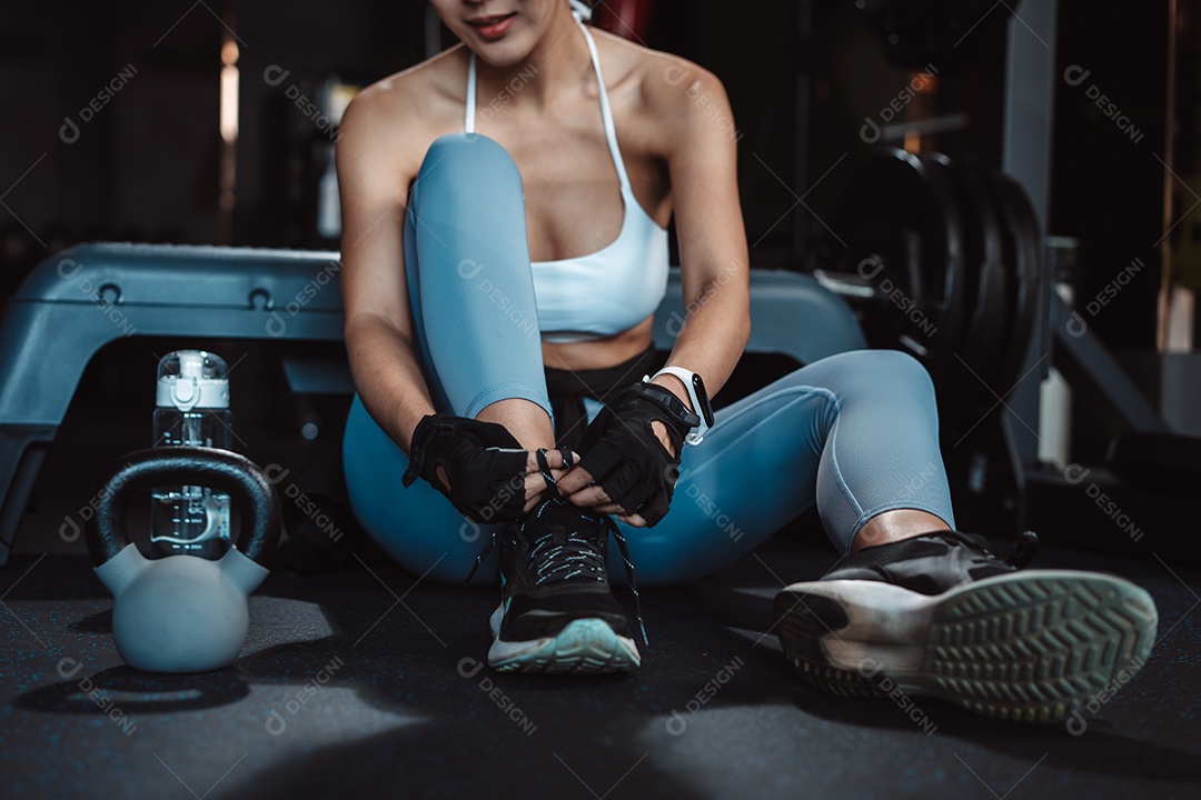 Exercício de mulher na academia de fitness