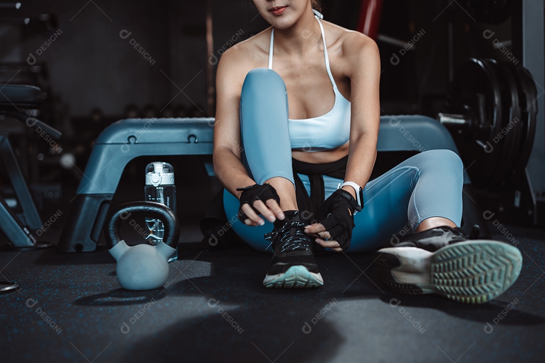 Exercício de mulher na academia de fitness