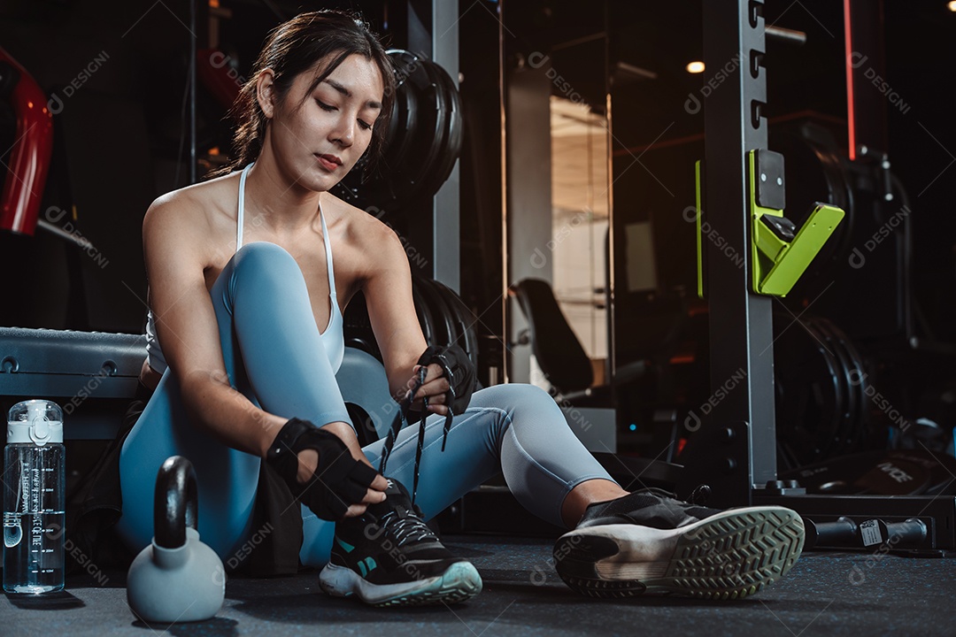 Exercício de mulher na academia de fitness