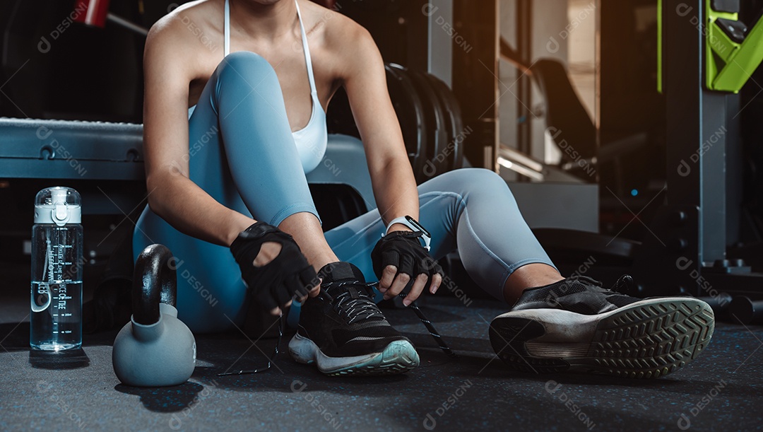 Exercício de mulher na academia de fitness