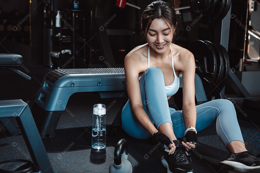 Exercício de mulher na academia de fitness