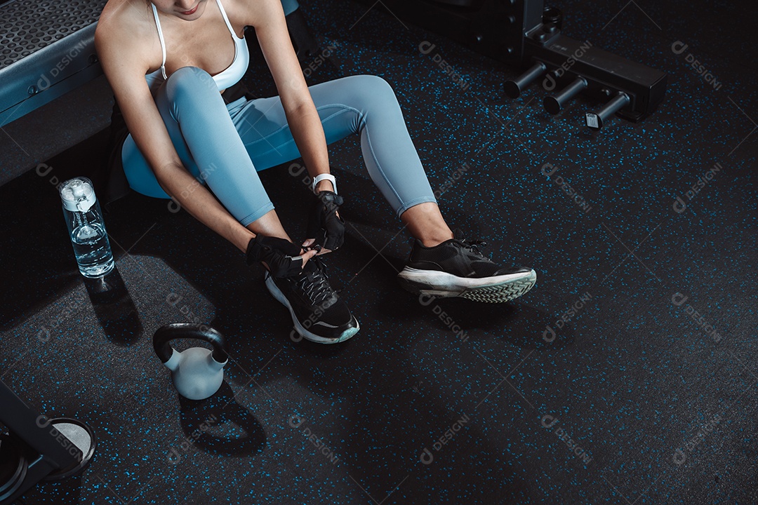 Exercício de mulher na academia de fitness