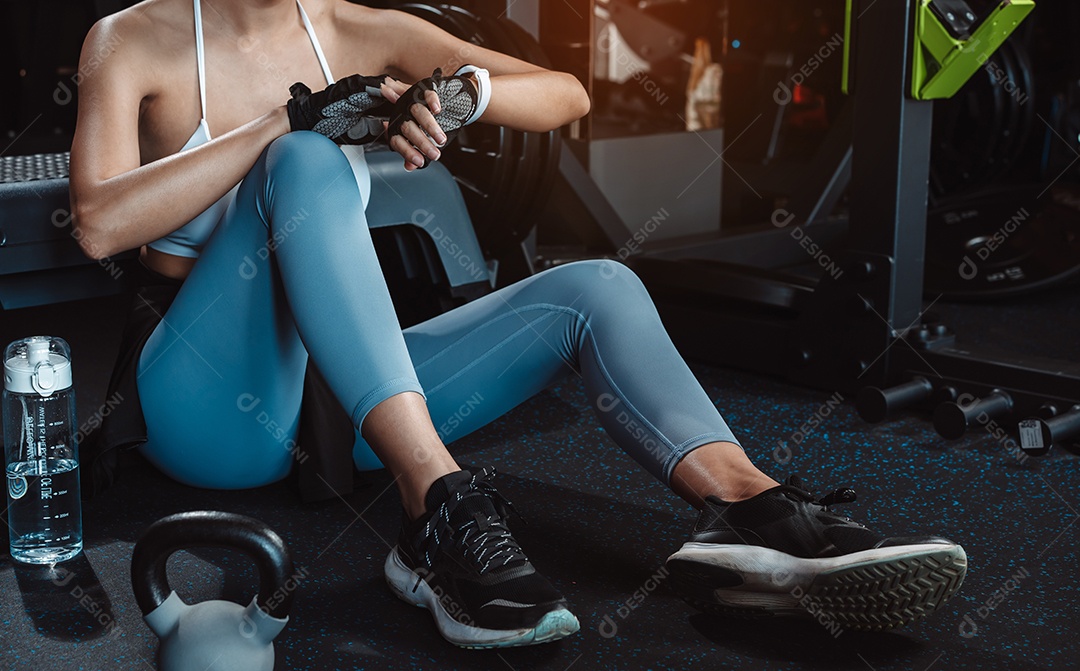 Exercício de mulher na academia de fitness