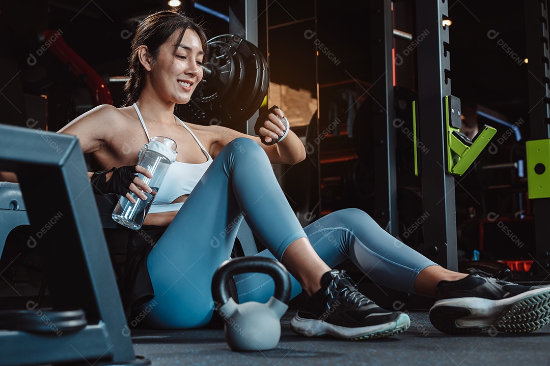 Exercício de mulher na academia de fitness