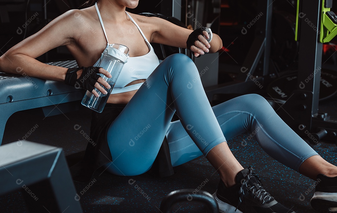 Exercício de mulher na academia de fitness