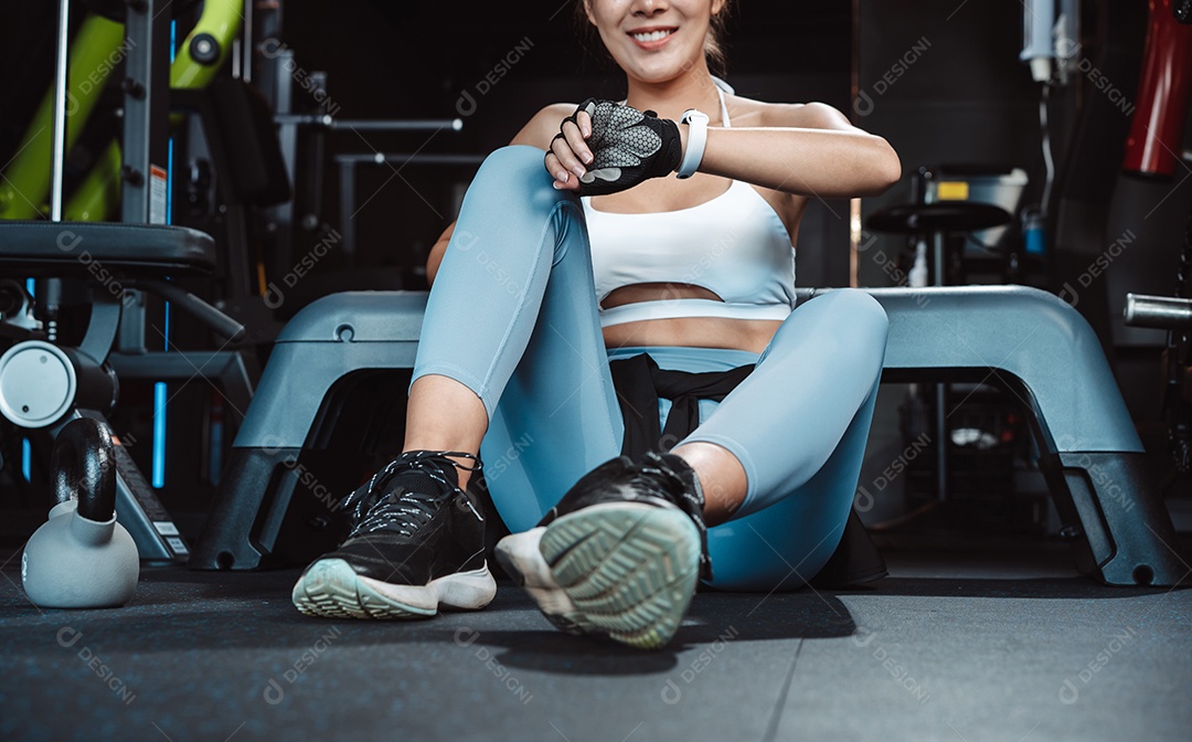 Exercício de mulher na academia de fitness