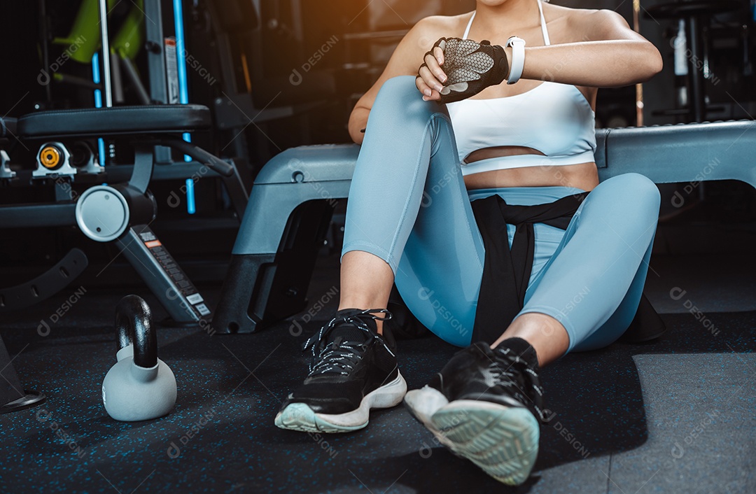 Exercício de mulher na academia de fitness