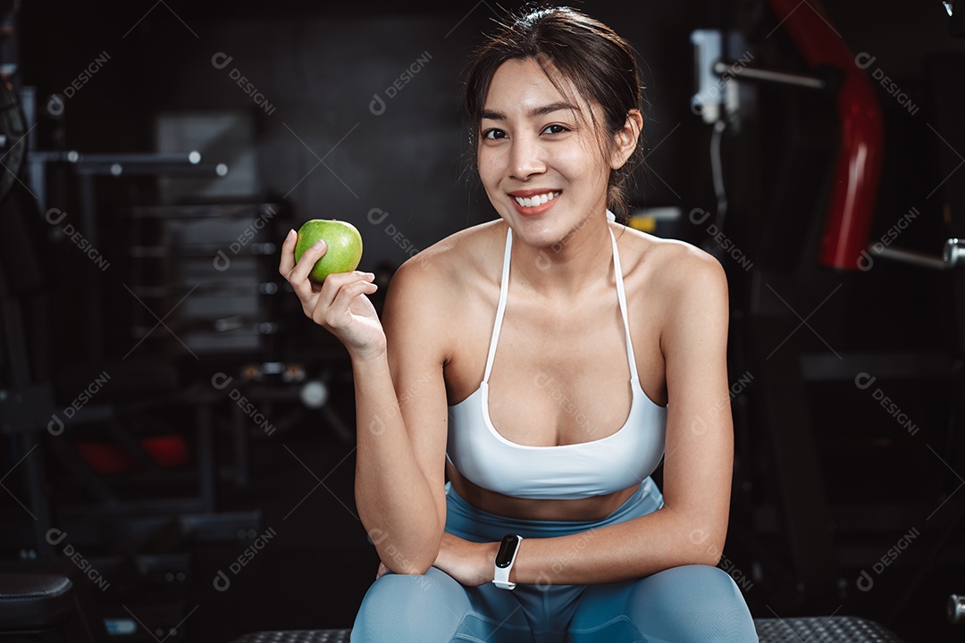 Exercício de mulher na academia de fitness