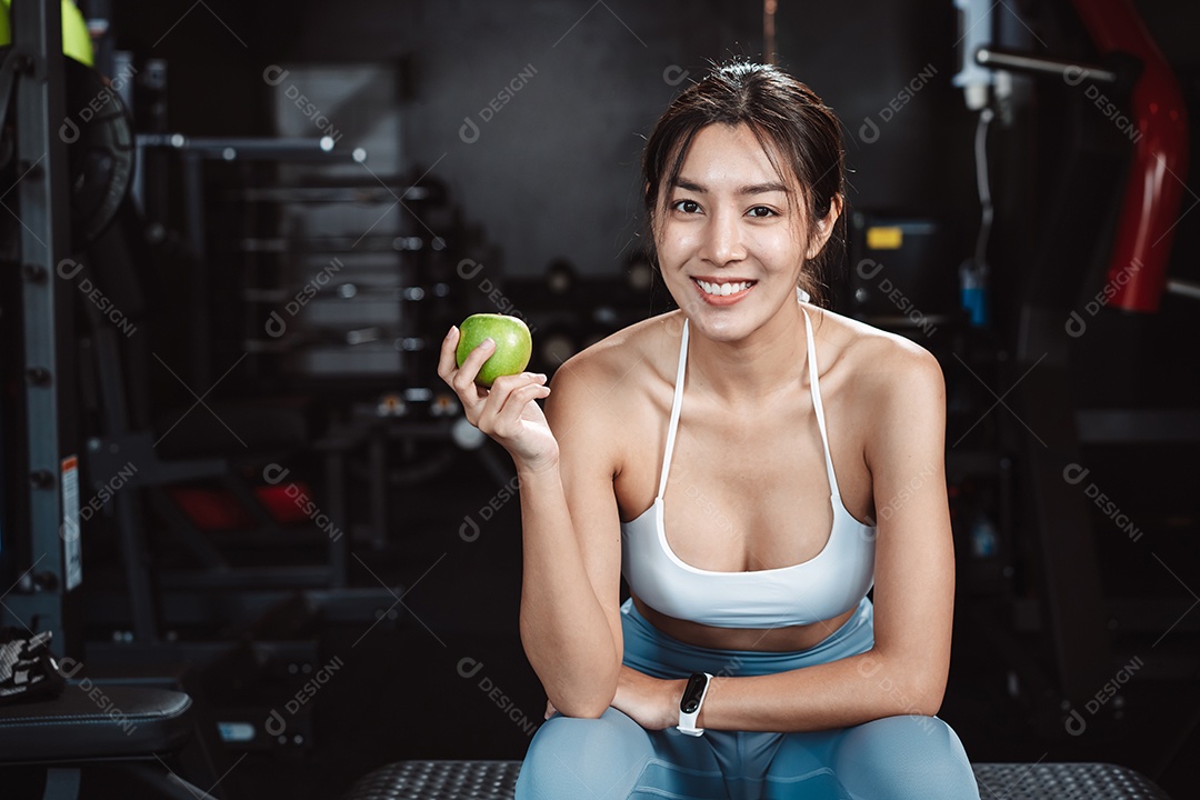Exercício de mulher na academia de fitness