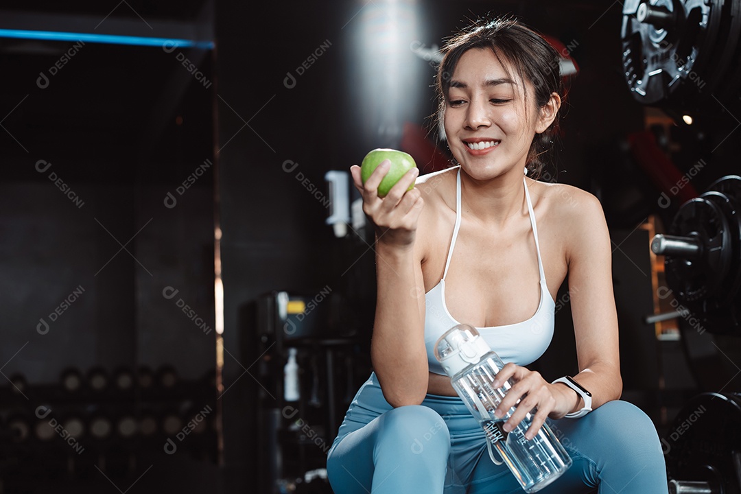 Exercício de mulher na academia de fitness