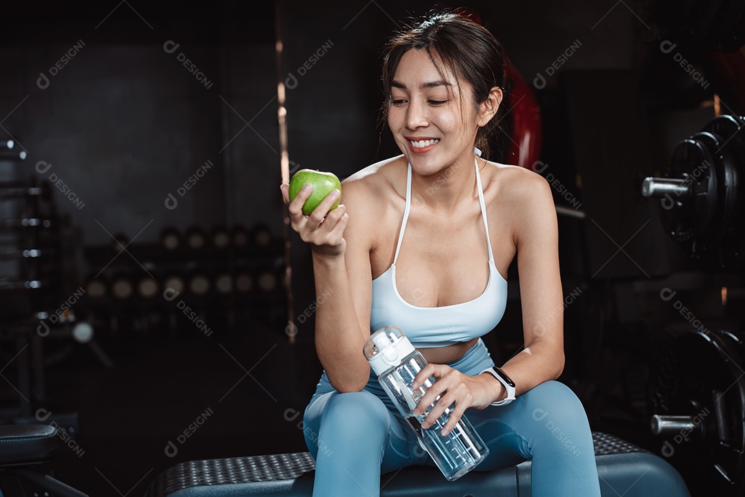 Exercício de mulher na academia de fitness