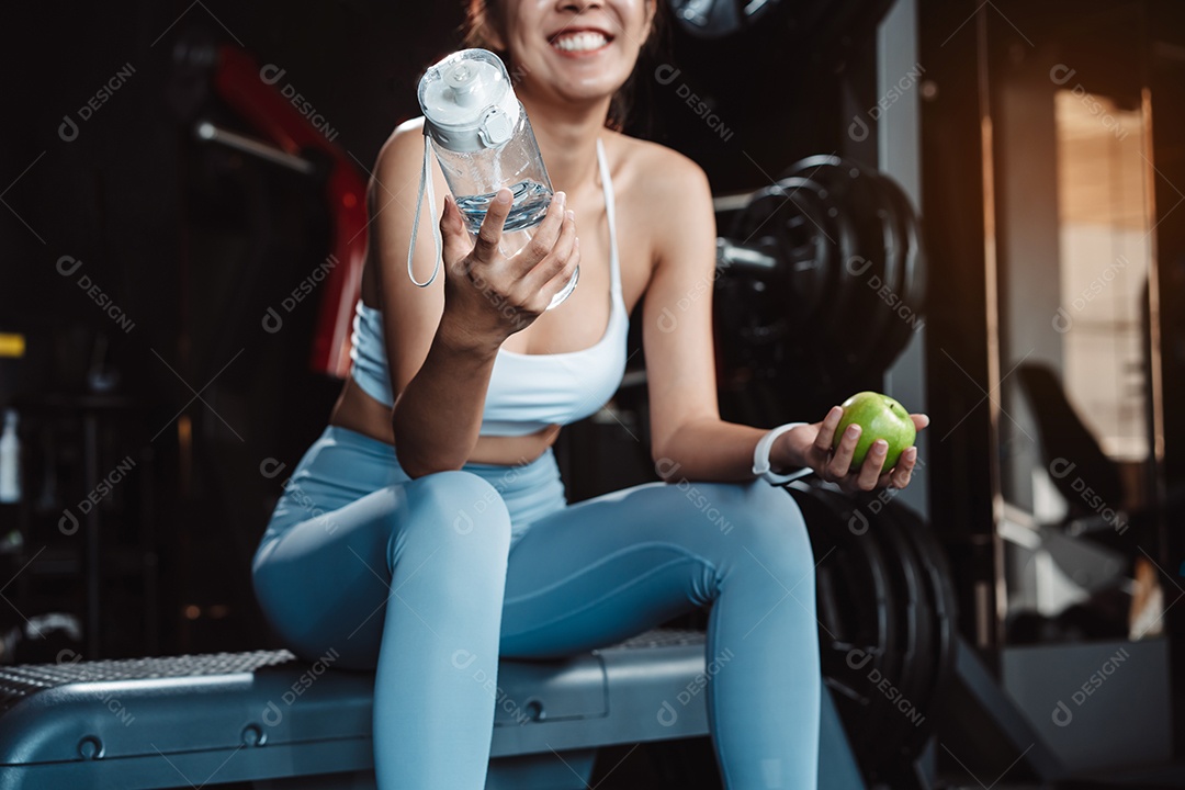 Exercício de mulher na academia de fitness