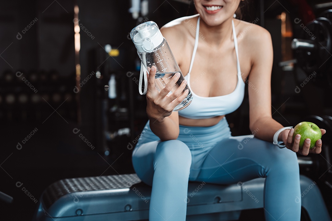 Exercício de mulher na academia de fitness
