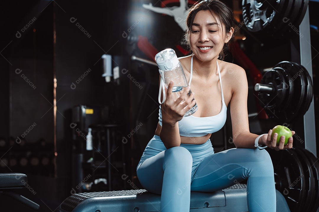 Exercício de mulher na academia de fitness