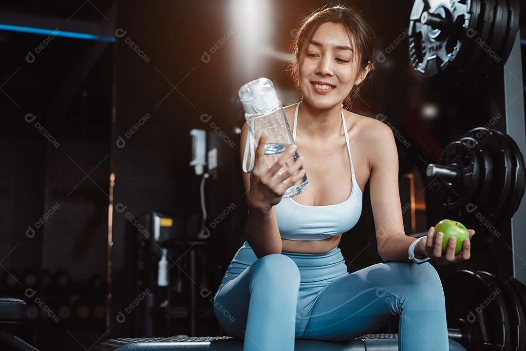 Exercício de mulher na academia de fitness