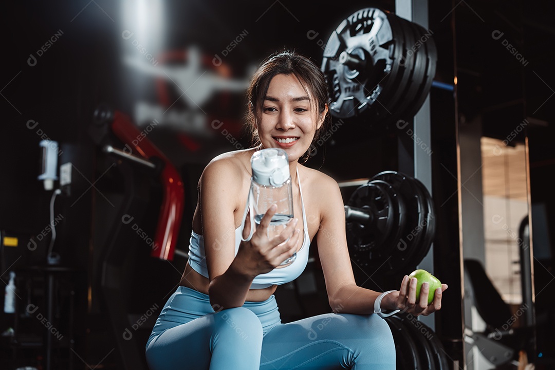 Exercício de mulher na academia de fitness