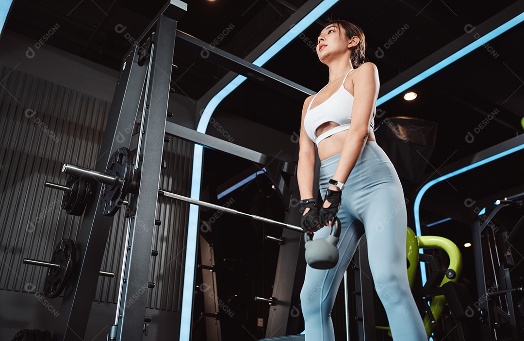 Exercício de mulher na academia de fitness