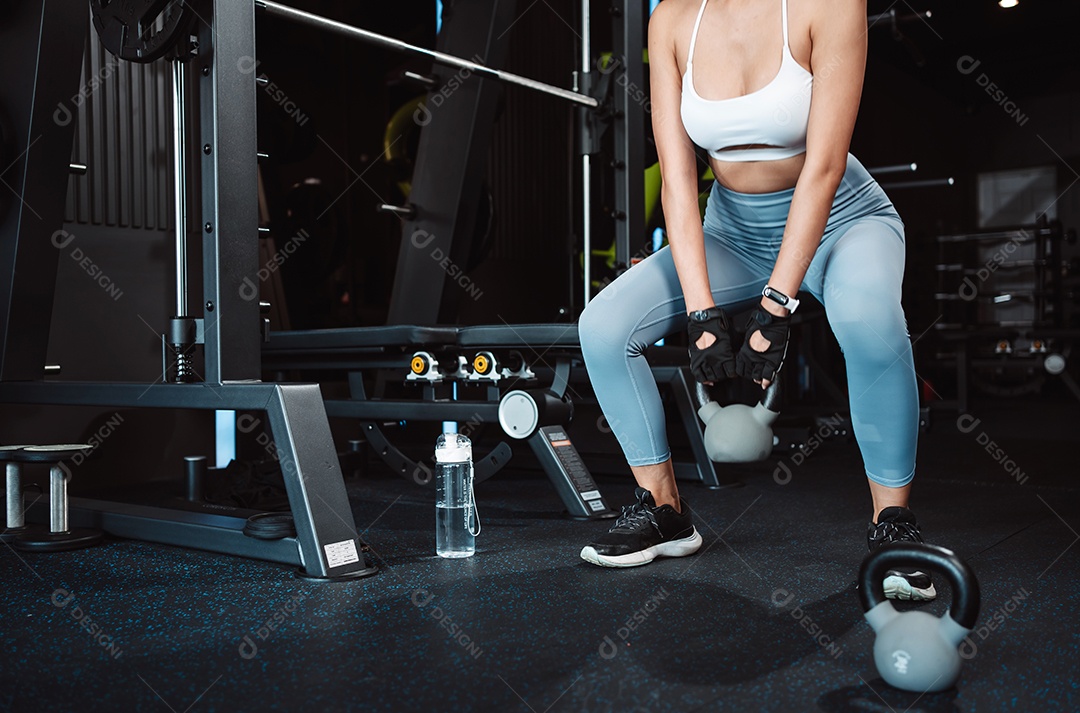 Exercício de mulher na academia de fitness