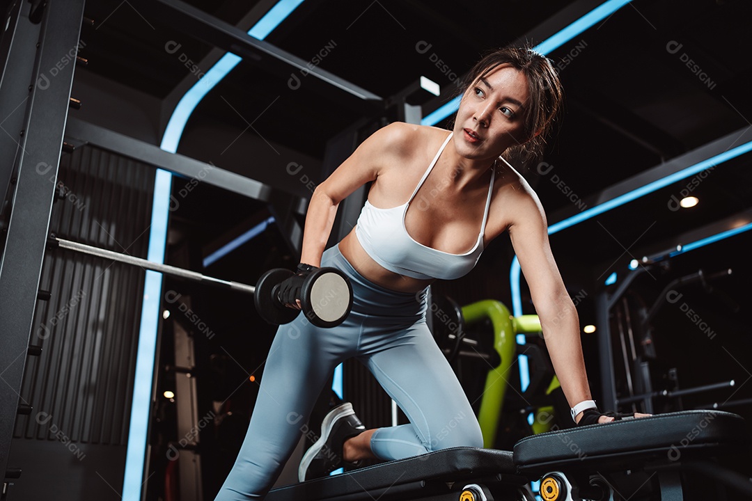 Exercício de mulher na academia de fitness