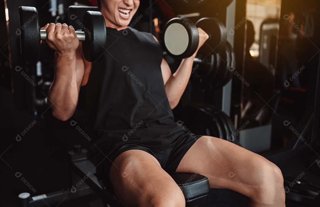 Macho malhando fisiculturista com pesos de halteres no fisiculturista