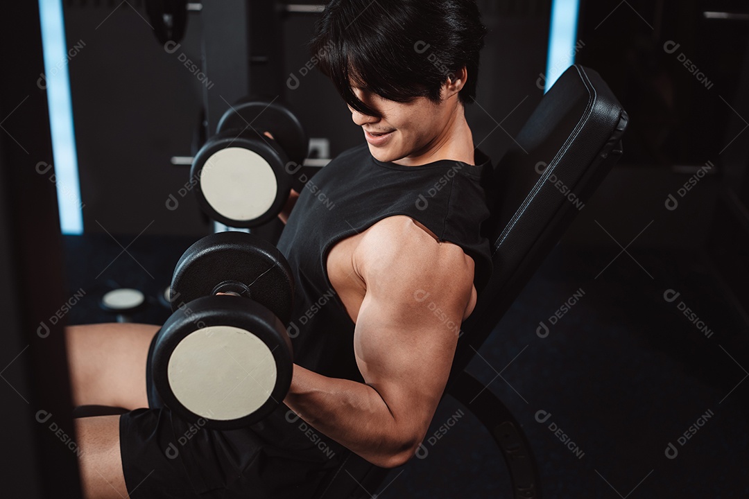 Macho malhando fisiculturista com pesos de halteres no fisiculturista