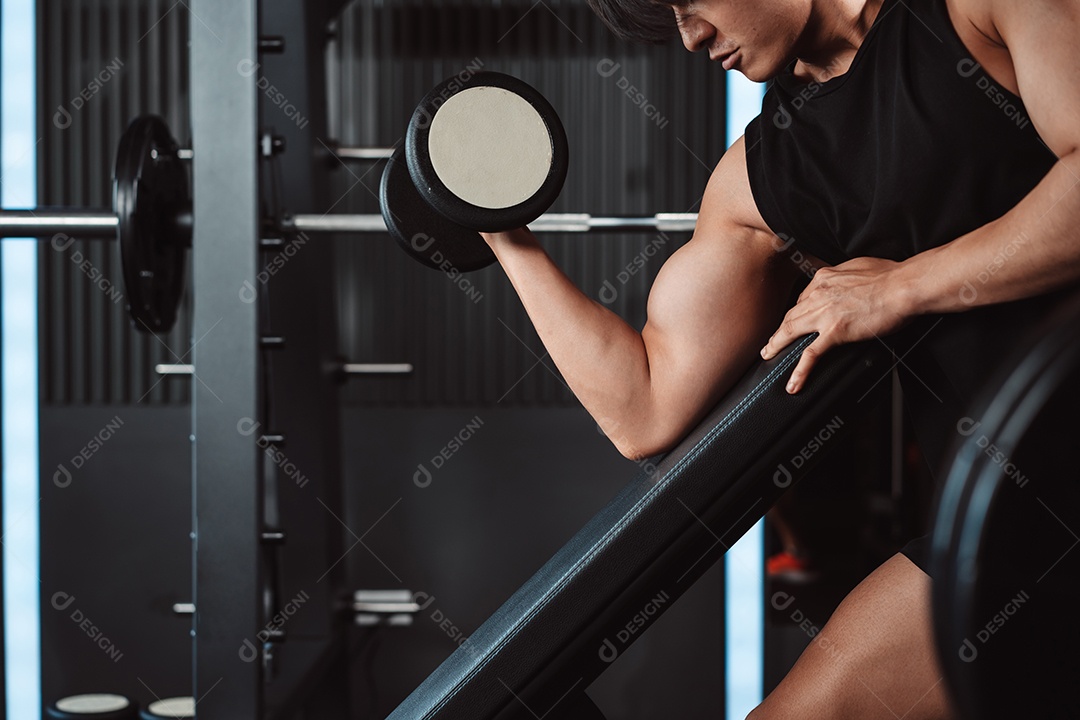 Macho malhando fisiculturista com pesos de halteres no fisiculturista