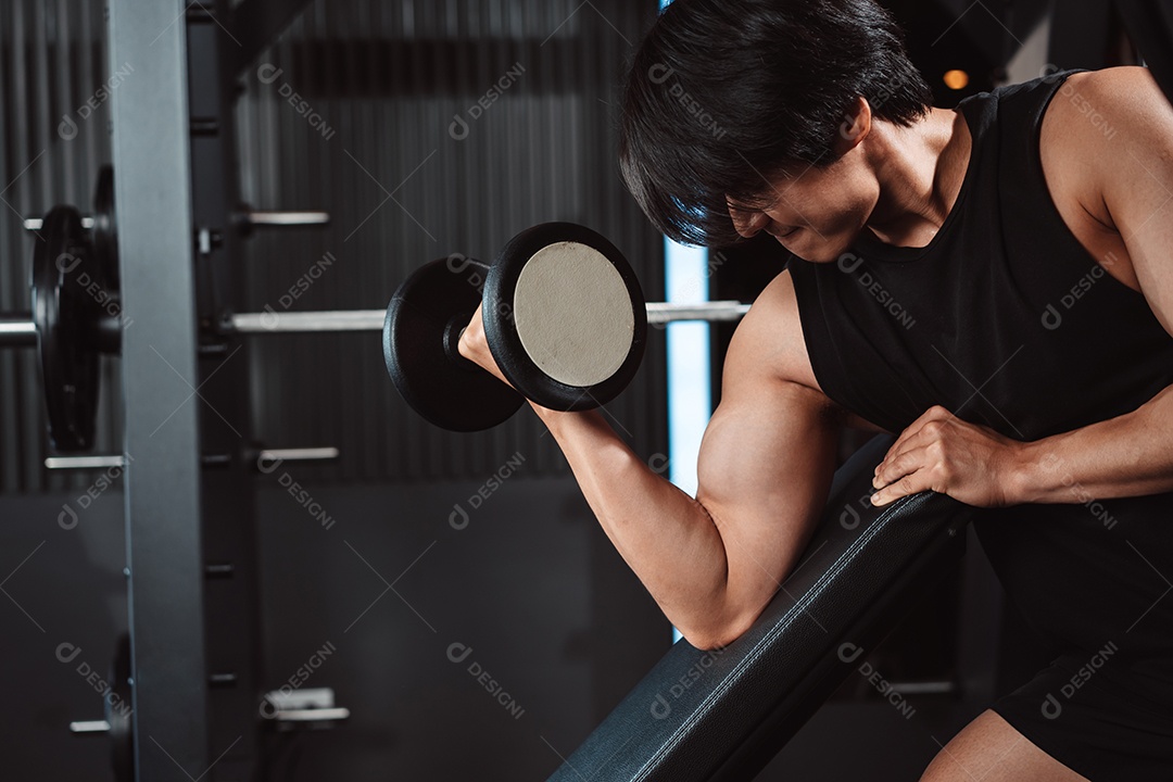 Macho malhando fisiculturista com pesos de halteres no fisiculturista