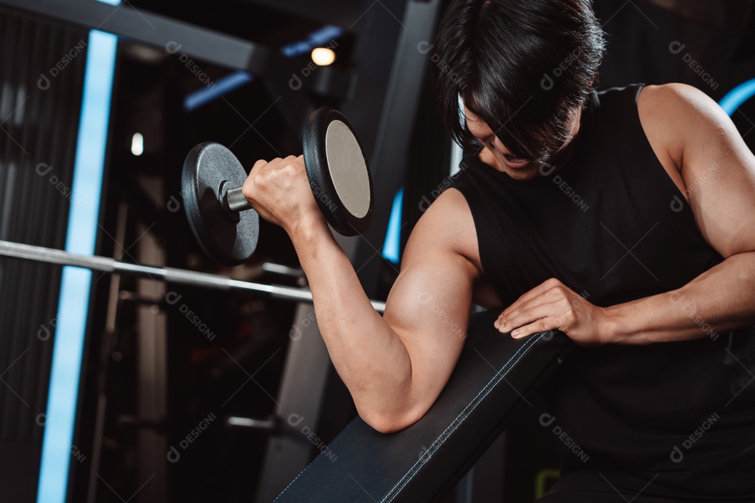 Macho malhando fisiculturista com pesos de halteres no fisiculturista