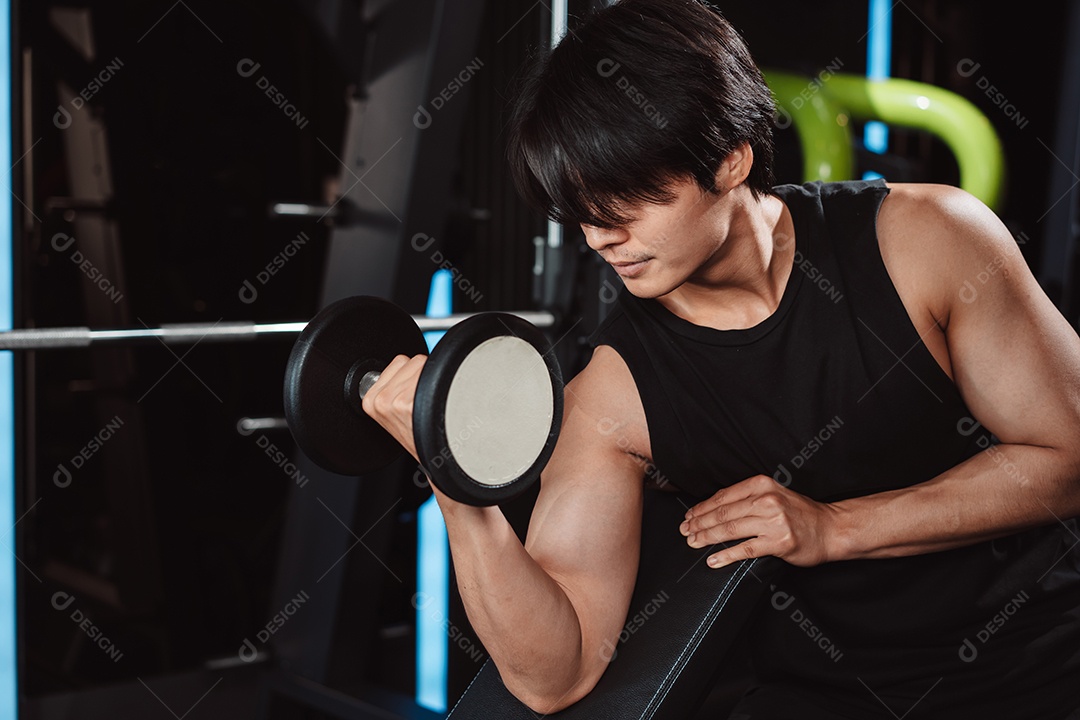 Macho malhando fisiculturista com pesos de halteres no fisiculturista
