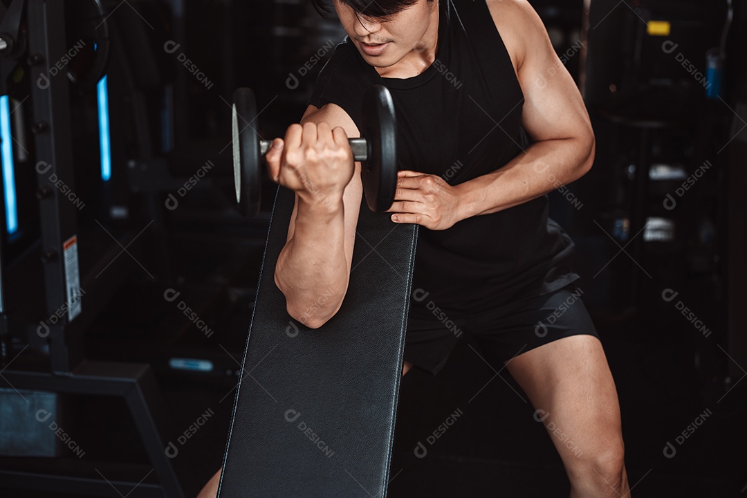 Macho malhando fisiculturista com pesos de halteres no fisiculturista