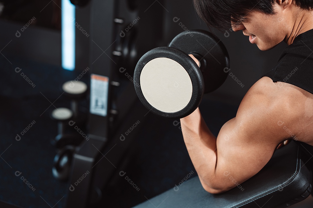 Macho malhando fisiculturista com pesos de halteres no fisiculturista