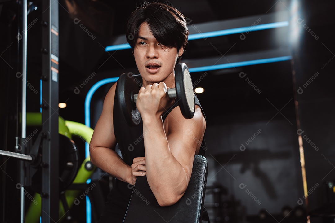 Macho malhando fisiculturista com pesos de halteres no fisiculturista