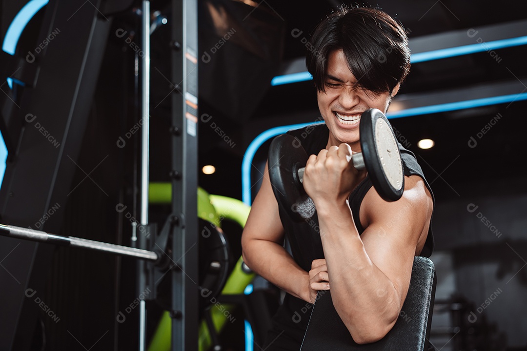 Macho malhando fisiculturista com pesos de halteres no fisiculturista