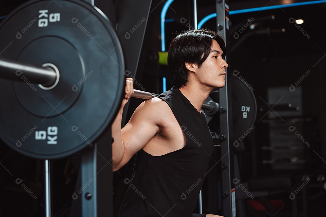 Homem malhando fisiculturista com pesos de barra no ginásio. fisiculturista fazendo exercícios com barra.