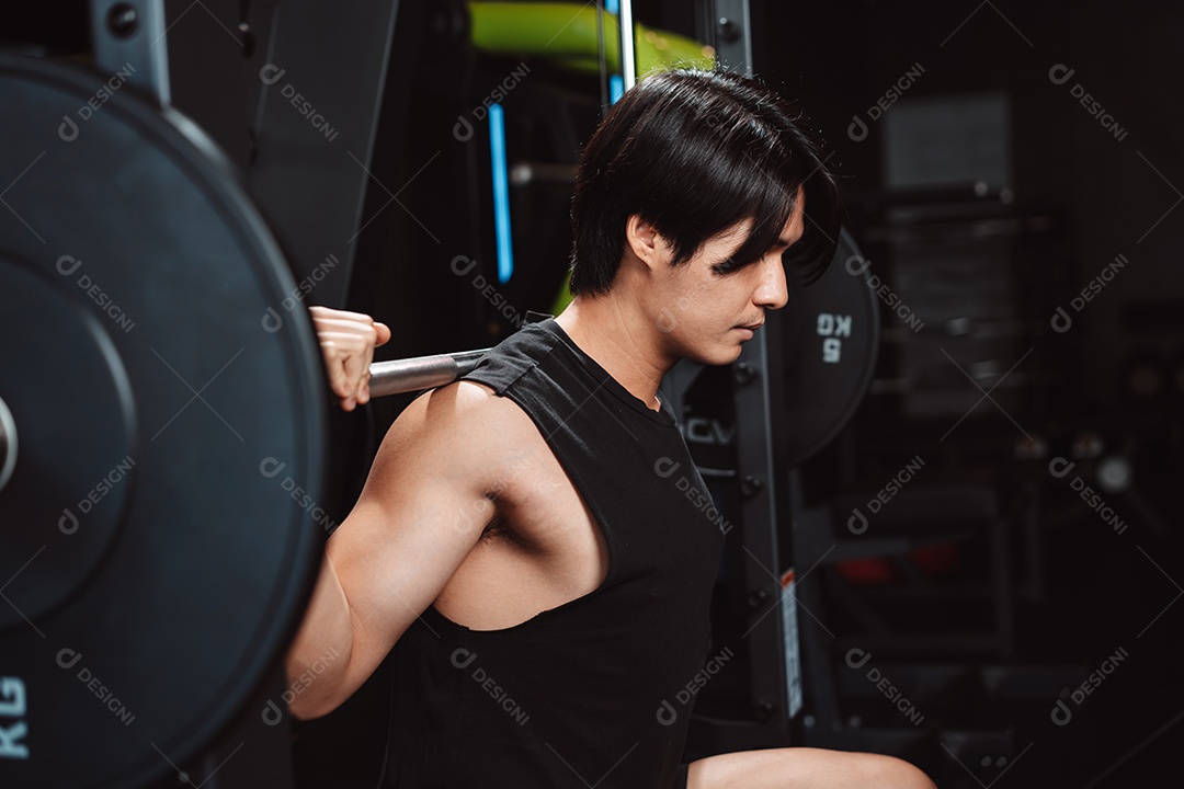 Homem malhando fisiculturista com pesos de barra no ginásio. fisiculturista fazendo exercícios com barra.