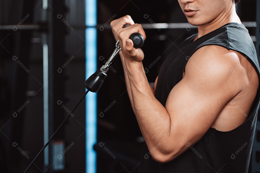 Homem malhando com máquina de treinamento de pesos levantando halteres no ginásio de fitness.