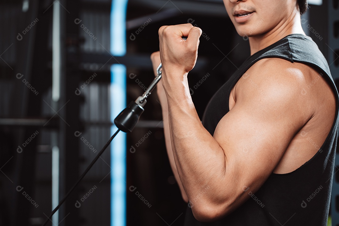 Homem malhando com máquina de treinamento de pesos levantando halteres no ginásio de fitness.