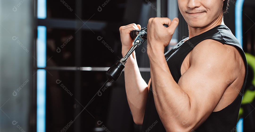 Homem malhando com máquina de treinamento de pesos levantando halteres no ginásio de fitness.
