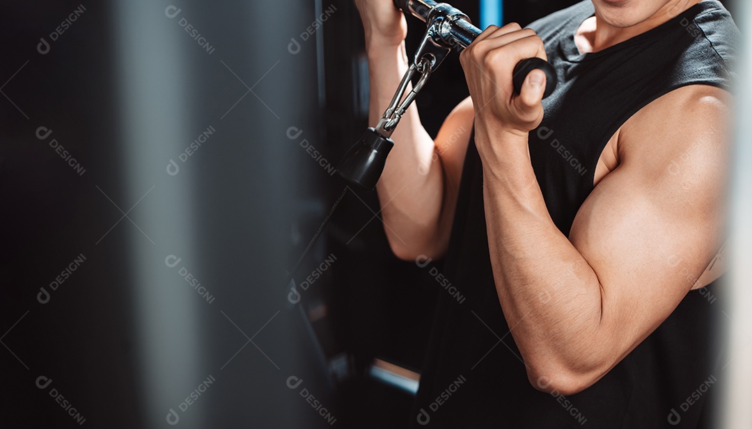 Homem malhando com máquina de treinamento de pesos levantando halteres no ginásio de fitness.