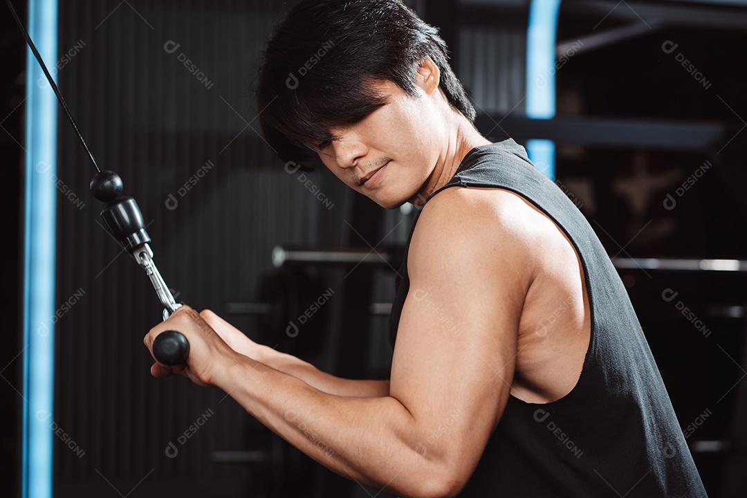 Homem malhando com máquina de treinamento de pesos levantando halteres no ginásio de fitness.